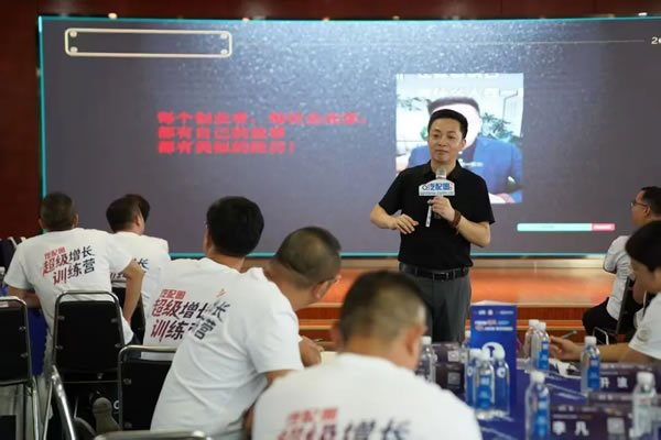 石建鹏在分享中